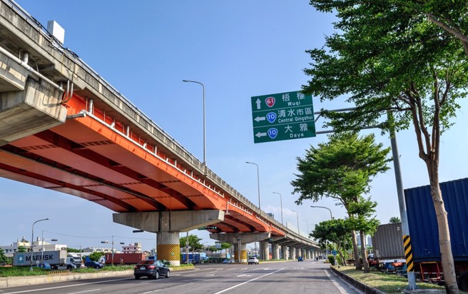 「和筑好好窝」享台中港陆海空运输量能，不只海上新航线加速往返两岸，台中国际机场也争取扩建，预计新增航班，迎向台中「港市合一」愿景。(图/ 和筑开发提供)