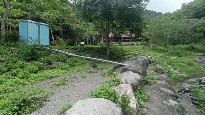 台东延平乡的秘境蝴蝶谷是民眾夏天消暑戏水的好去处，近日传出有厕所粪水排入溪流。（读者提供／蔡旻妤台东传真）