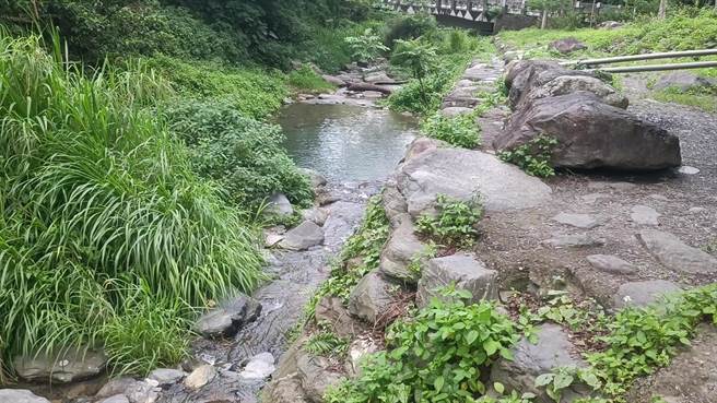 台东延平乡的秘境蝴蝶谷是民眾夏天消暑戏水的好去处，近日传出有厕所粪水排入溪流。（读者提供／蔡旻妤台东传真）