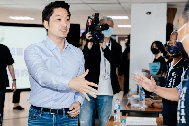 延续前台北市长柯文哲举办与里长座谈会惯例，台北市长蒋万安（左）3日出席「市长与里长有约」座谈会北投区场次。针对有基层里长抱怨「选前拜托拉票、选后见不到人」，蒋回应表示，沟通都非常畅通，跟里长们在很多餐会、市政考察行程都有碰面。（郭吉铨摄）