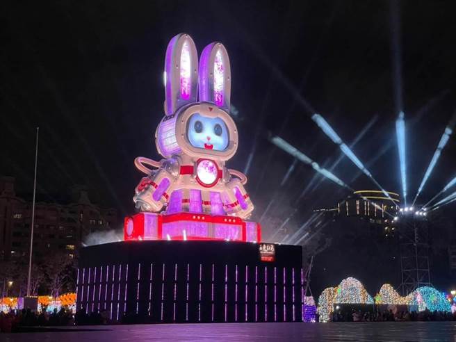 2023台湾灯会首创高达22公尺的科技玉兔主灯「玉兔壮彩」。（北市观传局提供）