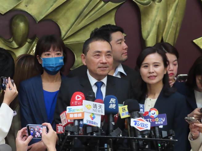 新北市长侯友宜2日在市议会答询时，批评总统蔡英文及副总统赖清德「没因疫情到新北」。侯友宜今表示，台湾现在面对很多挑战，更需要有效率、强化应变、有能力的政府解决问题。（叶德正摄）