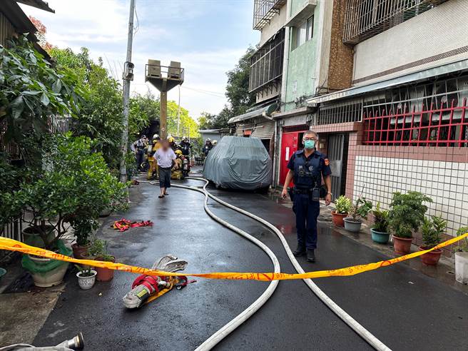 前镇区瑞兴街1栋公寓发生火警。（翻摄照片／高雄洪靖宜传真）