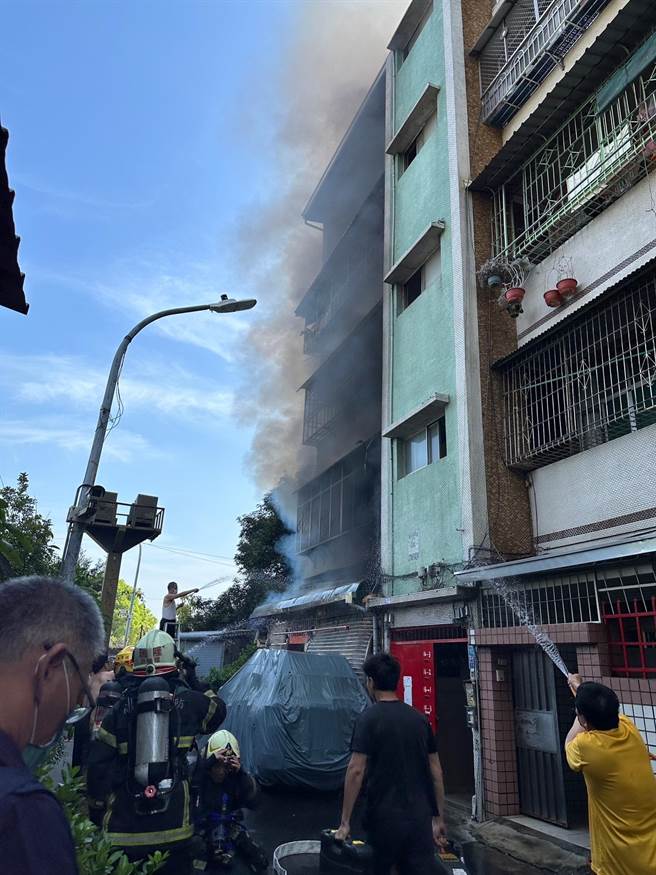 前镇区瑞兴街1栋公寓发生火警。（翻摄照片／高雄洪靖宜传真）