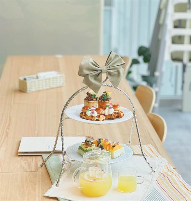 「勺日」乐生活店推出为期两周单店限定的「奶茶色咖啡厅经典午茶体验」，双人共享889元。(勺日咖啡提供)