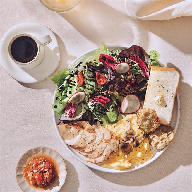 开幕首月，身份证字号末3码中有「4、2、8」任一数字，到「勺日」乐生活店消费，单人满280元可享9折。(勺日咖啡提供)