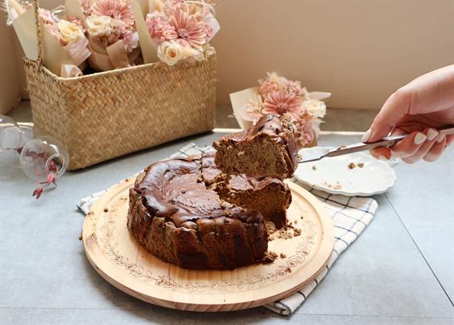 5月7日前，民众可预购「百二岁」的日月潭红茶「红玉巴斯克」7吋蛋糕母亲节蛋糕。(勺日咖啡提供)