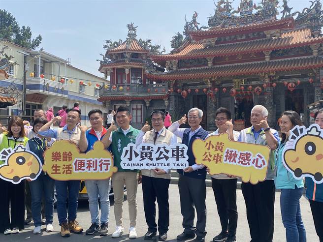 台南市長黃偉哲（左六）今天主持小黃公車「綠2-1」啟航典禮。（曹婷婷攝）