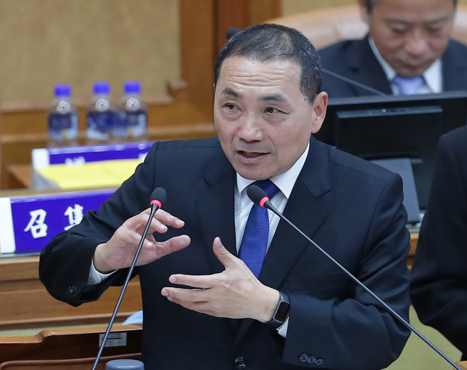 新北市長侯友宜(見圖)出手協調黨內初選競爭，媒體人黃揚明認為，一旦確定徵召侯友宜，藍營共主、總統提名人的角色將會比黨主席更重要。（季志翔攝）