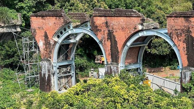 龙腾断桥加固工程装上钢架，被地方批评突兀。（民眾提供／李京升苗栗传真）