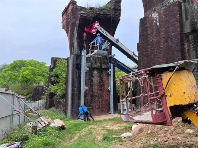 文观局从去年开始进行龙腾断桥加固工程。（苗栗县政府提供／李京升苗栗传真）