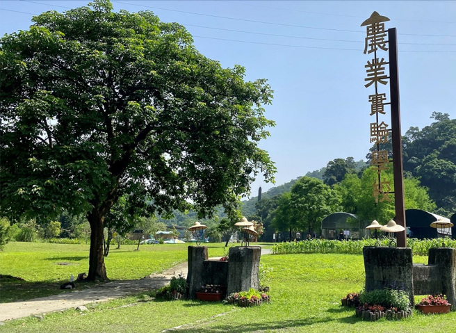 宜兰绿色博览会已盛大展开，其中农业实验教育区域，透过导览员及现场栽种的可食地景，适合亲子共同学习体验。(图/宜兰县政府提供)