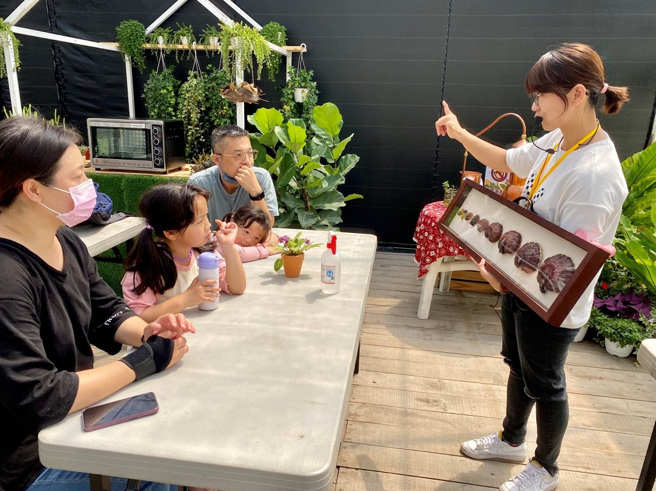 透过导览员的解说，大小朋友可以一同了解昆虫与农作物之间的关系，利用自然的农法维持环境与与土地的和谐。(图/宜兰县政府提供)