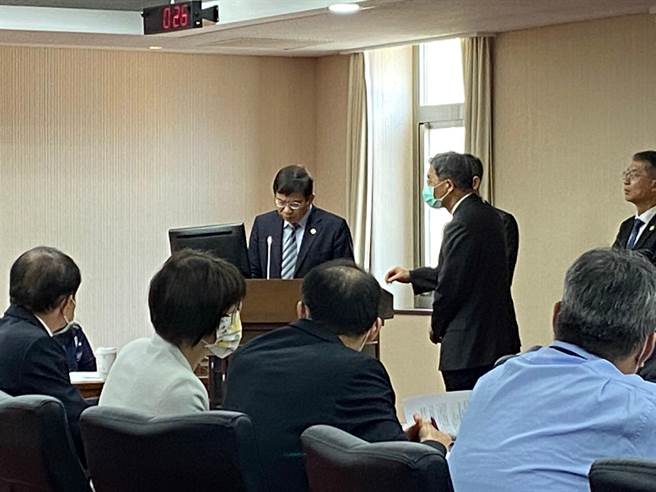 交通部长王国材（中）表示，台铁司机员拒开ATP故障的列车，作法正确。（陈佑诚摄）