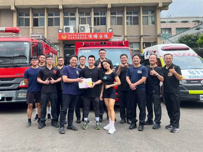 顶埔消防分队请到Ariel与Eddie两位健身教练，指导队员科学化训练方法。（新北市消防局提供）