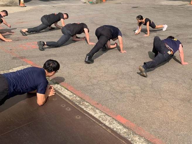 顶埔消防分队请到Ariel与Eddie两位健身教练，指导队员科学化训练方法。（新北市消防局提供）