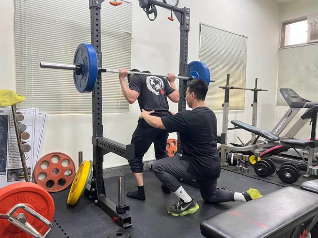 顶埔消防分队请到Ariel与Eddie两位健身教练，指导队员科学化训练方法。（新北市消防局提供）