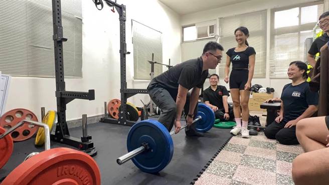 顶埔消防分队请到Ariel与Eddie两位健身教练，指导队员科学化训练方法。（新北市消防局提供）