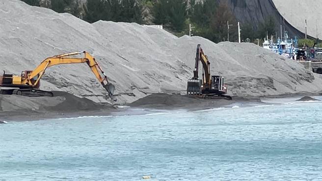 台東長濱漁港淤砂問題嚴重。（蔡旻妤攝）