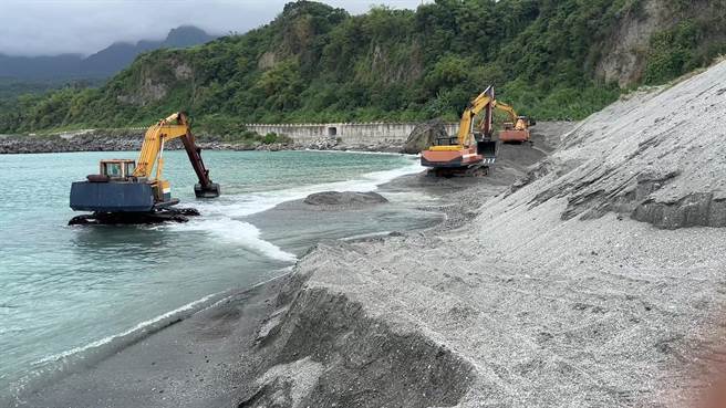 台東長濱漁港淤砂問題嚴重。（蔡旻妤攝）