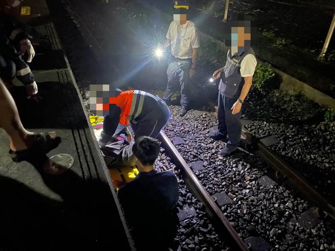 62岁李姓民眾五一连假搭火车抵达花莲光復大富车站时，下车不慎踩空跌落铁轨，附近派出所员警蔡坤霖闻讯赶抵现场，毫不迟疑的跳下铁轨与台铁人员合力将人拉上月台，阻绝憾事发生。（凤林警分局提供／罗亦晽花莲传真）