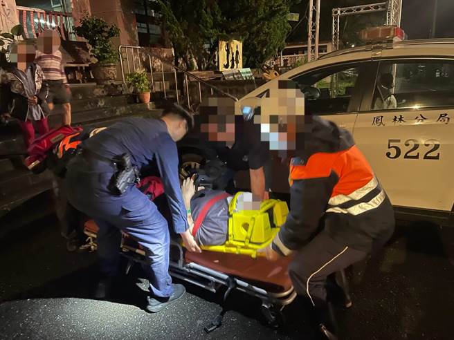 62岁李姓民眾五一连假搭火车抵达花莲光復大富车站时，下车不慎踩空跌落铁轨，附近派出所员警蔡坤霖闻讯赶抵现场，毫不迟疑的跳下铁轨与台铁人员合力将人拉上月台，阻绝憾事发生。（凤林警分局提供／罗亦晽花莲传真）