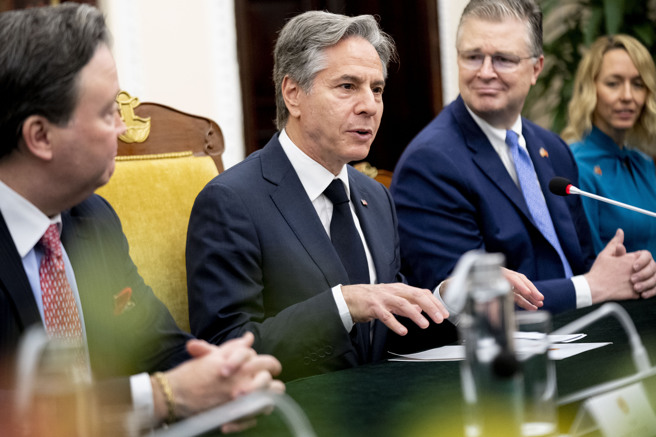 美国亚太助卿康达平（Daniel Kritenbrink，图右二）今天表示，台海和平稳定全球关切，为达成吓阻，美方除了对台军售，也会为台湾打造国际空间，竭尽所能维繫台海和平。（图/ 美联社）