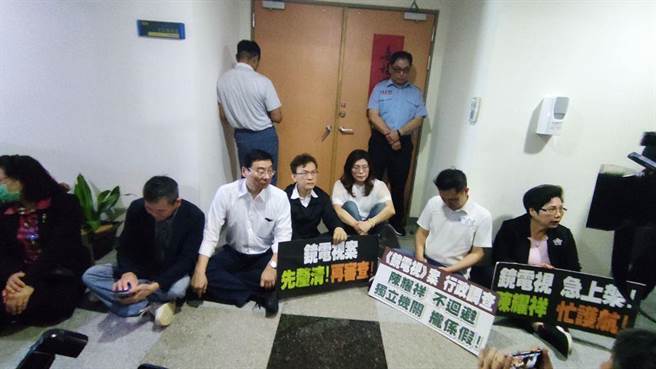 国民党立委3日前往NCC 阻挡审查镜电视案，突破重重阻拦在主委陈耀祥办公室外静坐抗议。(郑任南摄)