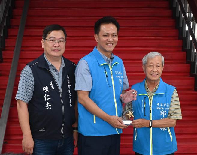 中苗里里长邱信雄已经连续16年认养120盏。（李京升摄）