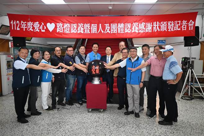 苗栗市公所3日启动「爱心路灯认养」，每盏1年500元。（李京升摄）