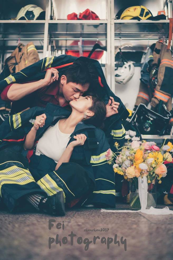 高雄市消防五甲分队在脸书粉专发出一张队员的生日兼婚纱照，徐姓消防队员与娇妻披着消防制服接吻，引万人朝圣。（徐志胜提供／杨舒婷高雄传真）