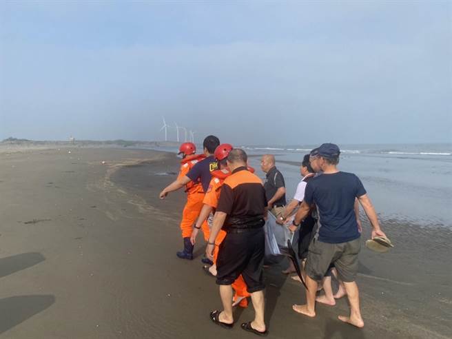 目前搁浅的海豚已送往基隆八斗子岸置中心救治照护。（翻摄照片／蔡明亘桃园传真）