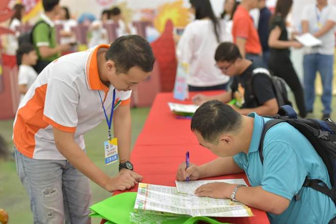 协助身障者就业，中彰投分署在5月10日举办「翻转极限 职达梦想-112年身心障碍者职业重建服务巡迴导航暨成果展」。(中彰投分署提供)