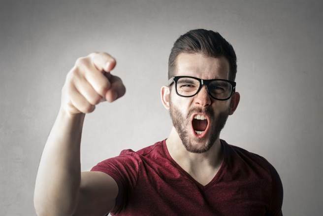 去年6月24日黄姓男子因为违停遭到开罚单，一旁的张姓男子拿起手机录影，此举惹怒黄男，让黄男破口大骂张男「干！」等语。（本报资料照片）