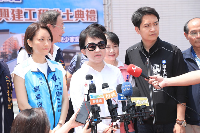 台中市长卢秀燕认为学生得到一次经验也是很好教育。（张妍溱摄）