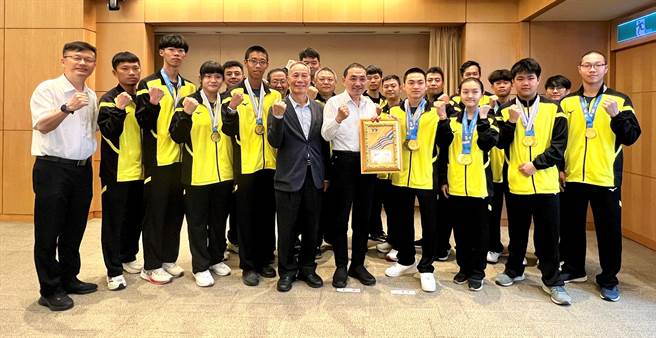 全国中等学校运动会上月落幕，新北市代表队夺下122金97银138铜，金牌数量创队史最高，新北市长侯友宜今在市政会议鼓励年轻选手，佩服选手参赛精神。（教育局提供）