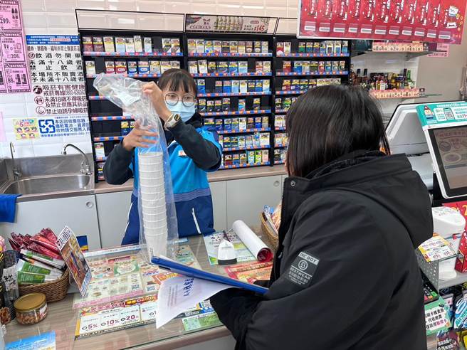 台中市环保局派员现场查核循环杯门市设置情形。（环保局提供／张亦惠台中传真）