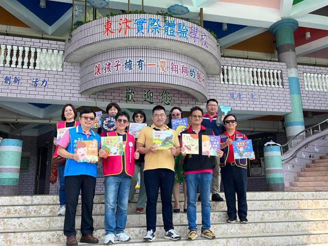 台中太平警分局头汴派出所与多个公益团体合作，捐赠了100本优良图书给头汴和东汴两所国小。（太平警分局提供／冯惠宜台中传真）