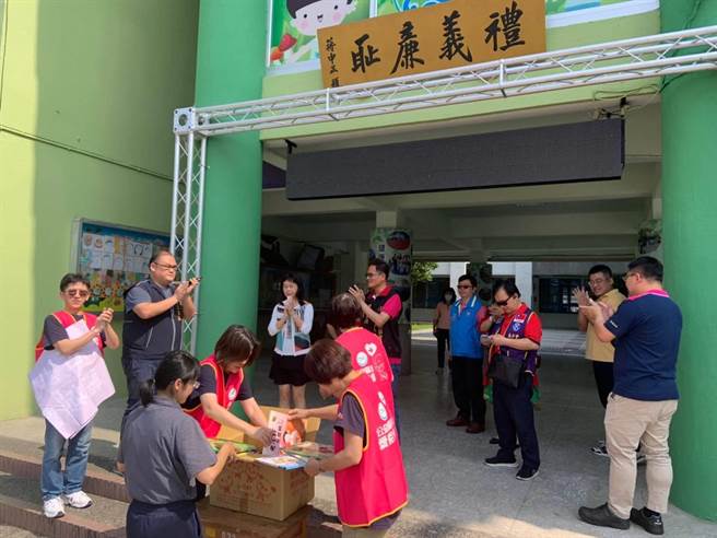 台中太平警分局头汴派出所与多个公益团体合作，捐赠了100本优良图书给头汴和东汴两所国小。（太平警分局提供／冯惠宜台中传真）
