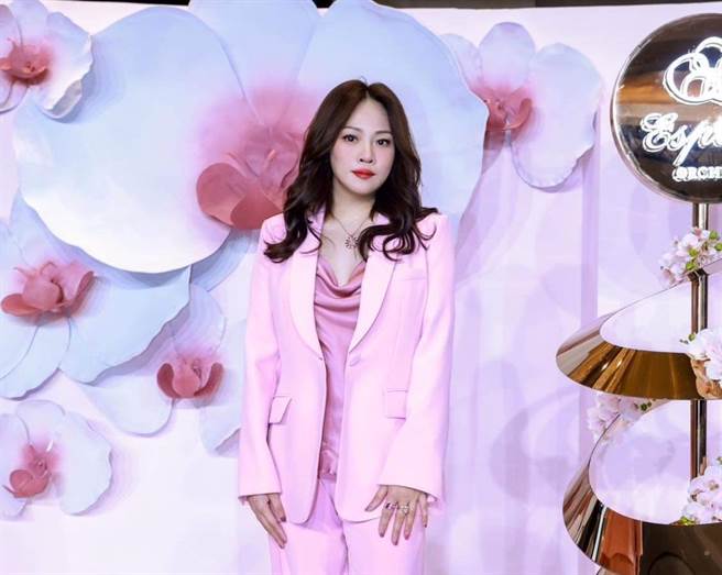 李诗翔日前以忆思贝创始人身分为旗下产品领取费加罗风尚盛典年度风尚魅力-品牌奖。（李诗翔提供）