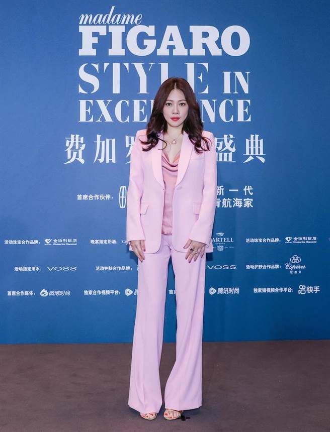 李诗翔日前以忆思贝创始人身分为旗下产品领取费加罗风尚盛典年度风尚魅力-品牌奖。（李诗翔提供）