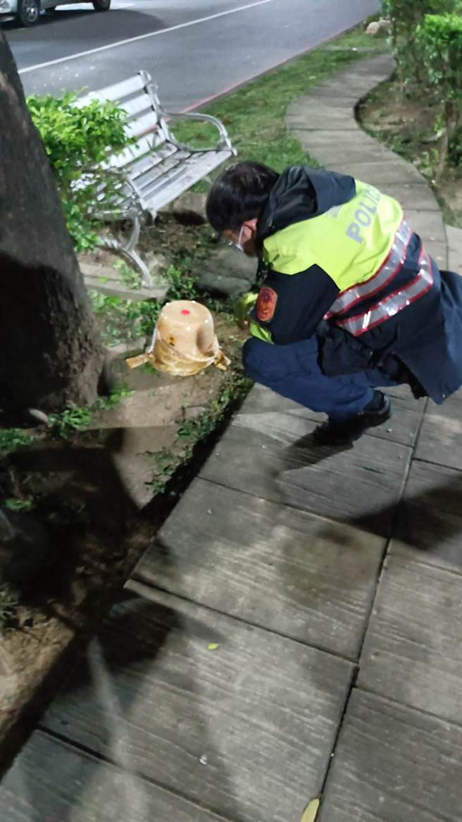 新北市三重区龙滨路70号前分隔岛昨(2)日深夜被人发现遭弃置一个骨灰罈，吓得民眾赶紧报警。(民眾授权提供)