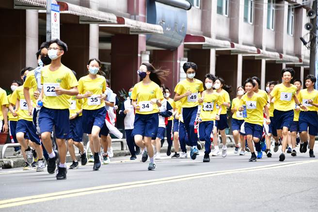 新北市南山中学600位学生于5月2日齐心响应台湾世界展望会第34届飢饿三十「翻转危飢•救要现在」飢饿体验DIY系列活动。（校方提供）