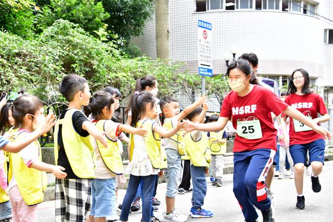 新北市南山中学600位学生于5月2日齐心响应台湾世界展望会第34届飢饿三十「翻转危飢•救要现在」飢饿体验DIY系列活动。（校方提供）
