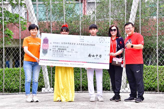 新北市南山中学600位学生于5月2日齐心响应台湾世界展望会第34届飢饿三十「翻转危飢•救要现在」飢饿体验DIY系列活动。（校方提供）