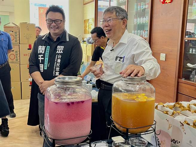 民眾黨主席柯文哲3日在南投縣議員簡千翔安排下，到南投縣展開產業巡禮，關心產業低薪、缺工、缺電、缺水等議題。（楊靜茹攝）