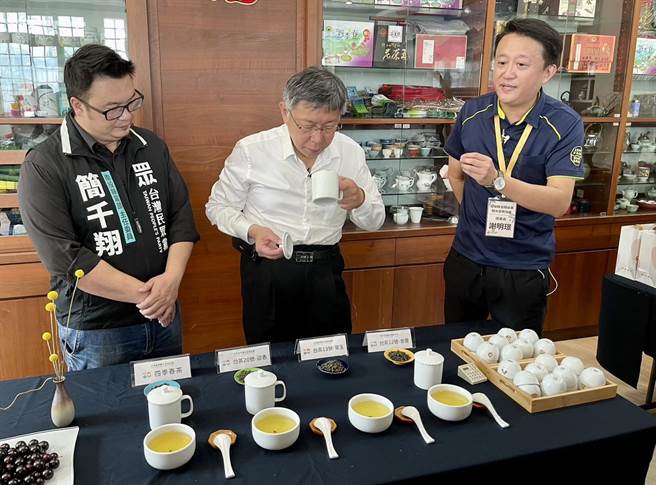 南投縣產業觀光發展協會理事長謝明璟向柯文哲講解各種茶風味，並反應名間鄉交通、缺工、缺水等問題。（楊靜茹攝）