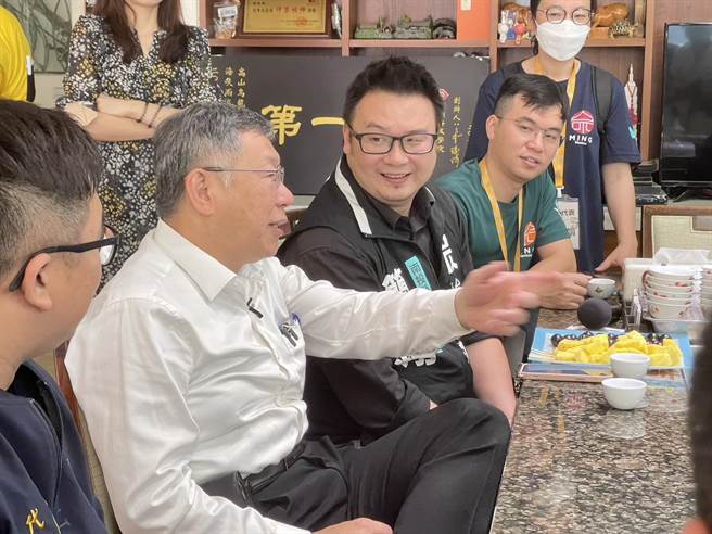 柯文哲認為低薪、缺工問題很複雜，有些產業起薪低，電焊工日薪8千卻叫不到人，可見教育部對社會人才培訓失調。（楊靜茹攝）