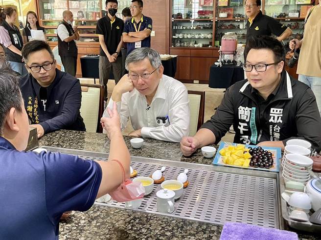 柯文哲在名間鄉與茶農、青農座談，了解各行各業遇到的問題。（楊靜茹攝）