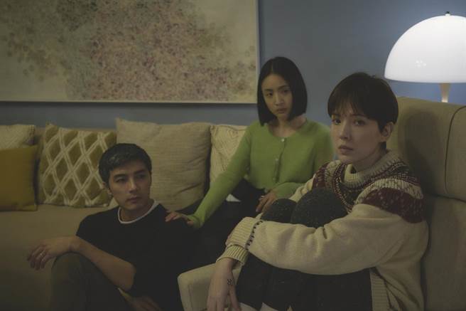 许玮宁、林依晨与贺军翔3位《不够善良的我们》主角都为角色做了髮型上的敬业牺牲。（公视提供）